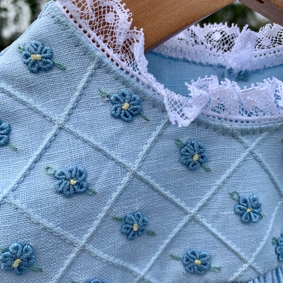 New Mela Wilson Linen and Lace Dress - Picture 2 of 3